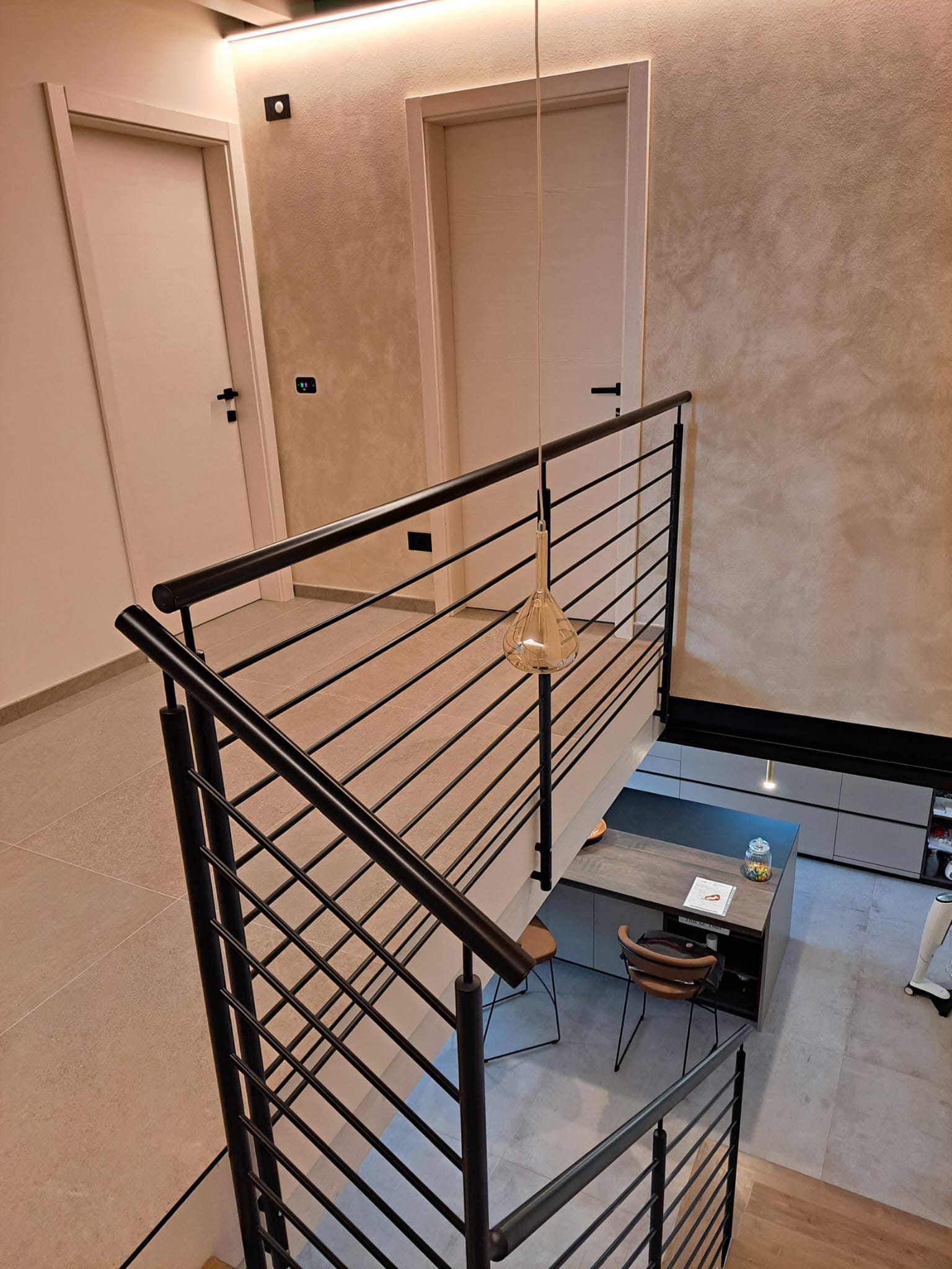 Dettaglio del progetto Porte Interne: Realizzazione di porte interne in legno con design elegante e massiccio. - Immagine 1